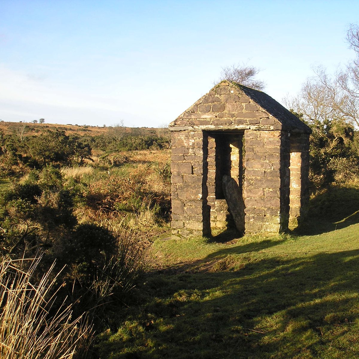 It's #ExmoorDay! Our first #Archaeology tweet celebrates Winsford Hill and its rich landscape featuring prehistoric barrows, an inscribed stone, medieval and post-medieval field systems, enclosures and quarries and World War Two activity.
#heritage #exmoor #prehistory