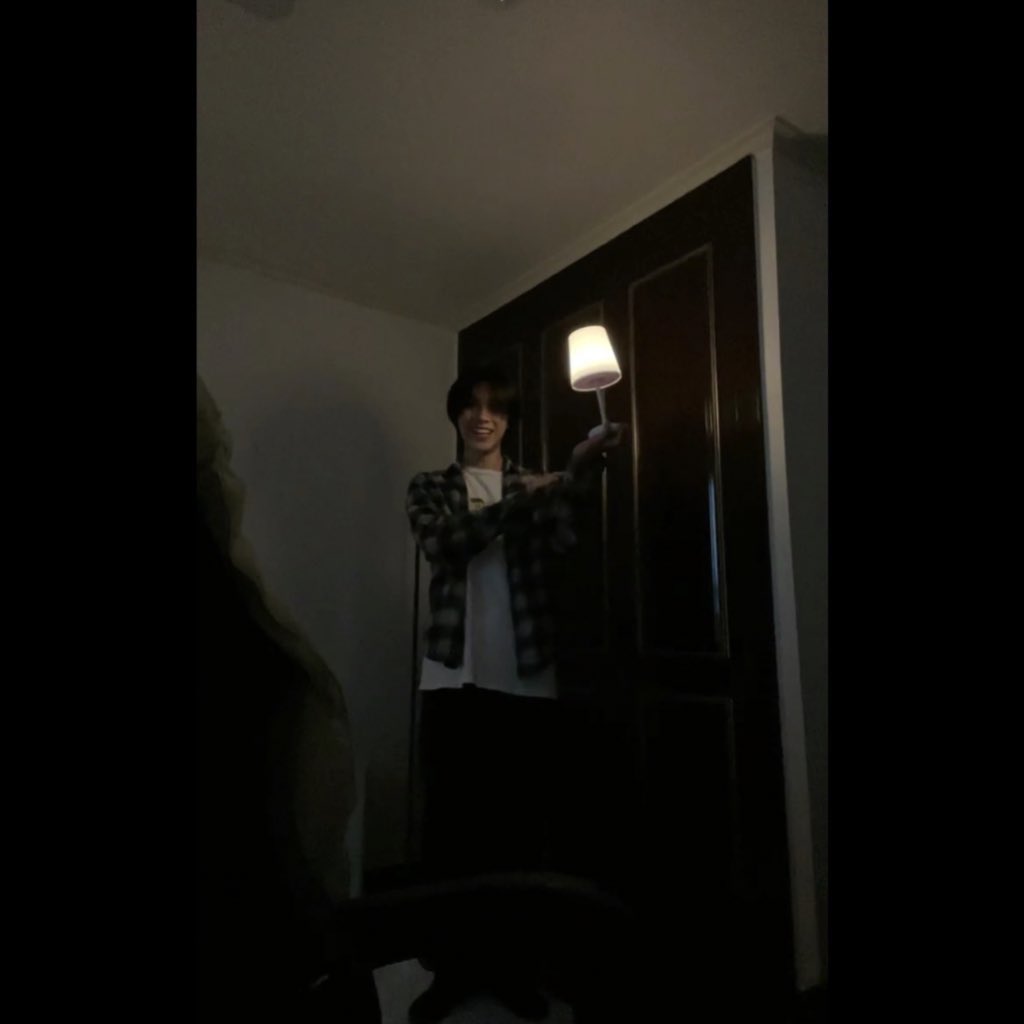 bemywong's tweet photo. 그나저나 잼민션브이 숙소에 드디어 보라색이 아닌 조명 같은 조명이 https://t.co/uQ34OKew93