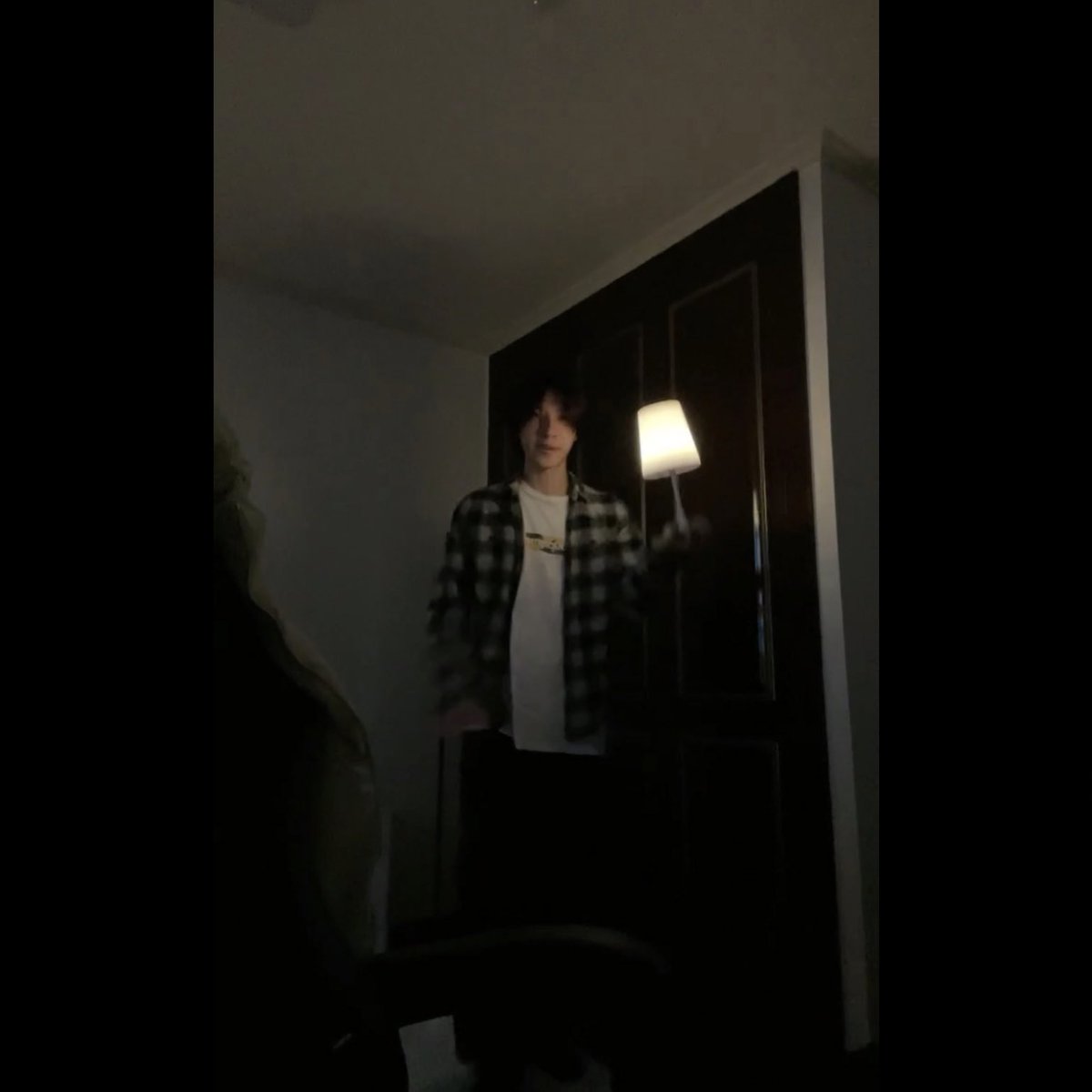 bemywong's tweet photo. 그나저나 잼민션브이 숙소에 드디어 보라색이 아닌 조명 같은 조명이 https://t.co/uQ34OKew93