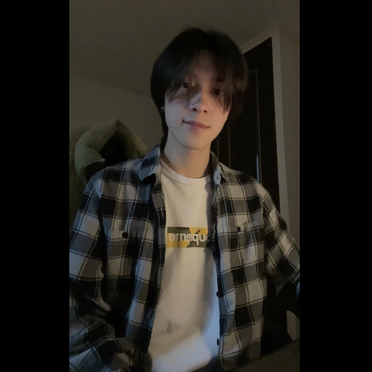 bemywong's tweet photo. 그나저나 잼민션브이 숙소에 드디어 보라색이 아닌 조명 같은 조명이 https://t.co/uQ34OKew93