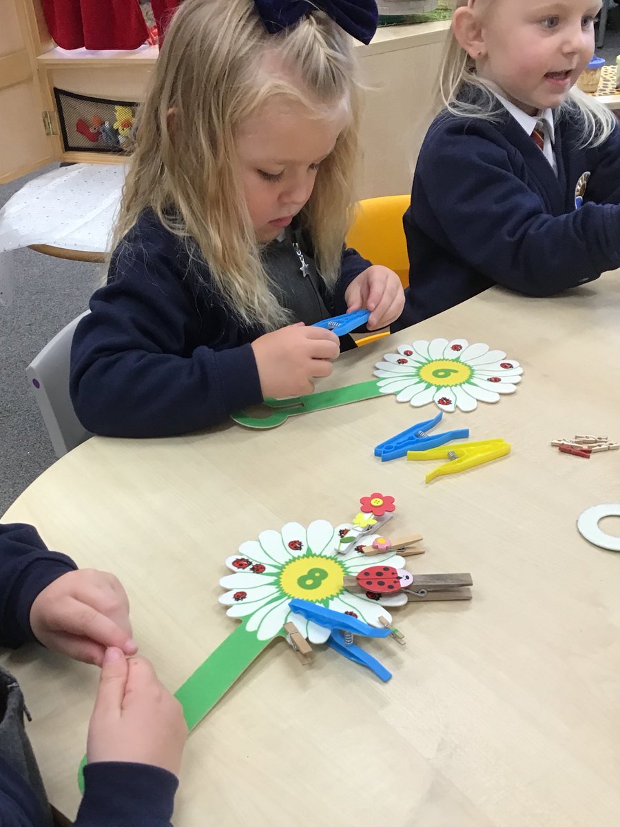 SPMVMrsPrice's tweet photo. โ๐ผ๐๐ฝ๐๐ผMATHS AND FUNKY FINGERS๐๐ผ๐๐พ๐ค๐ผ The children were trying hard with their fine motor skills today as they counted the right amount of legs and added them to the number on the flower! Good pinch crab fingers Oak Class! #MalvernVale #finemotorskills #mathsineyfs https://t.co/XRVeoXi5YY