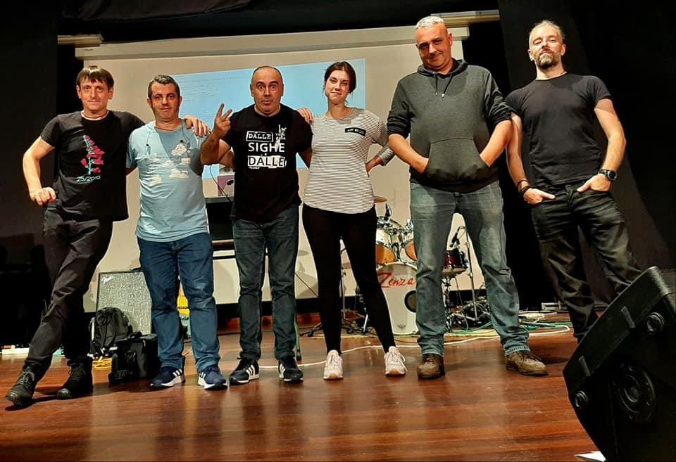 pakolascerdeira's tweet photo. Onte rockeamos cos @ZenzarRock polo Instituto de Ames! @ConcelloAmes @manolozenzar #zenzar #rock @urdimeescenicas https://t.co/QcmMsVctEO