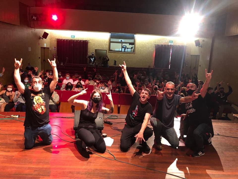 pakolascerdeira's tweet photo. Onte rockeamos cos @ZenzarRock polo Instituto de Ames! @ConcelloAmes @manolozenzar #zenzar #rock @urdimeescenicas https://t.co/QcmMsVctEO
