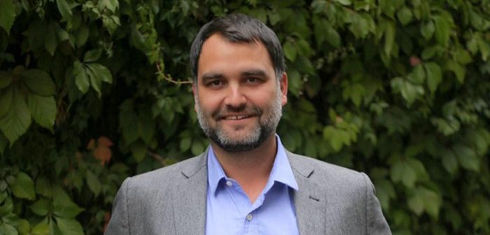 Educaciongrat's tweet photo. Oye Macaya (UDI), perdona que insistamos, pero cuando te traes a JOAQUIN LAVIN (UDI) de ESPAÑA, para aclarar unos cuantos miles de millones de pesos a la Municipalidad de las Condes. https://t.co/z8uhjv3wLV