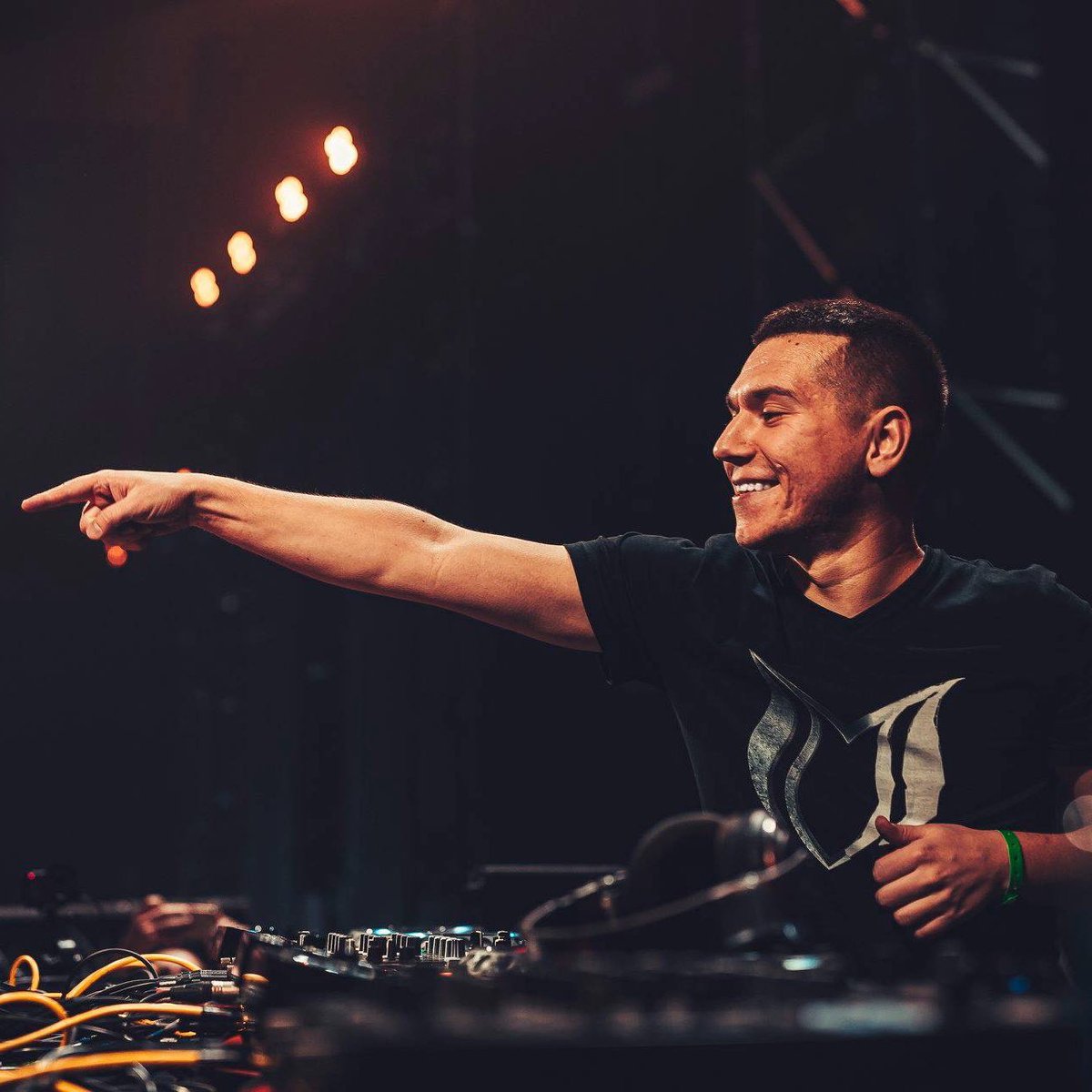 suandamusic's tweet photo. A fresh new episode of #Suanda299 is landing today! Happy Tuesday Trance Family🔥 Make sure to join @romanmesser live from our studio in Saint Petersburg at 19:00CEST! https://t.co/svLjrmcxmn