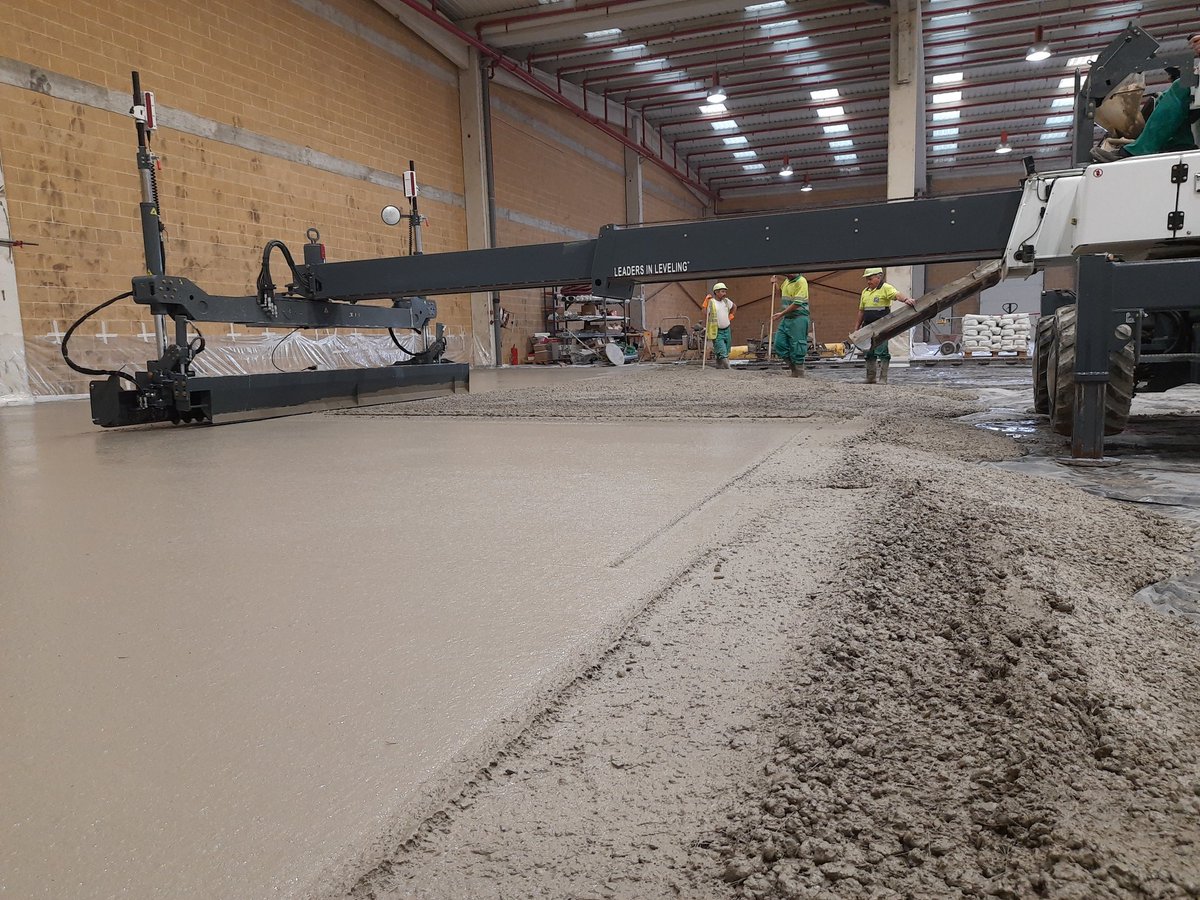 Martin_JuanCar's tweet photo. Neumáticos Soledad. Salamanca
España. @Rinol_Esp. Fase II. #Conductil VRS. Juntas @PermabanRCR. Endurecedor @RoclandFloor 21.000 m2. Pavimento interior. https://t.co/WgJgp8M2to