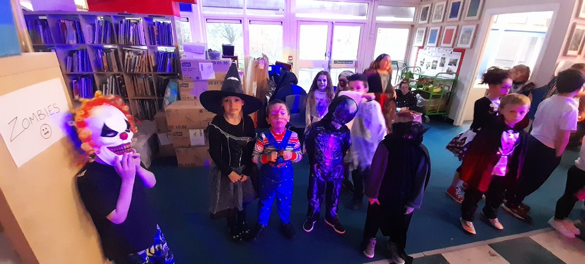 CraigfelenP's tweet photo. #cfp34 are enjoying their Halloween Disco with @zackfranksMaD https://t.co/rRlXaI7MSj