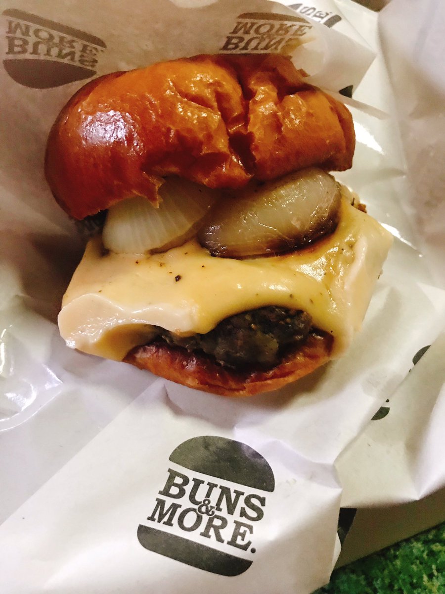 AnnieRinlita's tweet photo. วันนี้แวะสั่ง @buns_more มากิน หลังจากไม่ได้กินนานมากก ยังอร่อยเหมือนเดิม ชีสเน้นๆ จุกๆ ไปเล้ยยยย ฟินมากกกกกกกก 🤤🤤🤤 https://t.co/mVMwscF68C