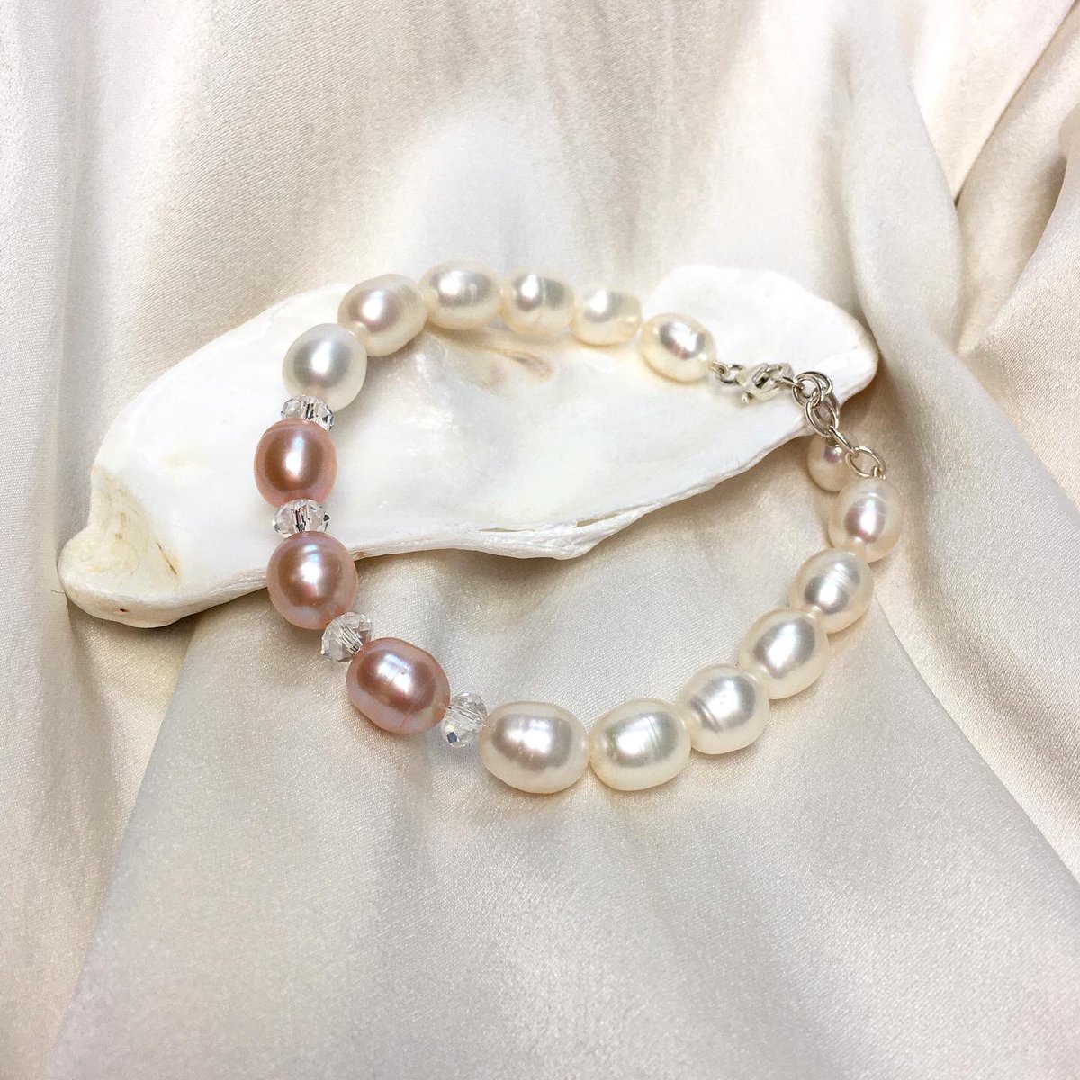 My Beautifully Handmade shop is now full of my gorgeous new collection. 

All my handmade jewellery is an exclusive, one of a kind, item. 

Every item is unique, each piece lovingly handmade. 

beautifullyhandmade.co.uk/store/Naima-pe…
#handmadegiftsuk #uniquegifts #pearls