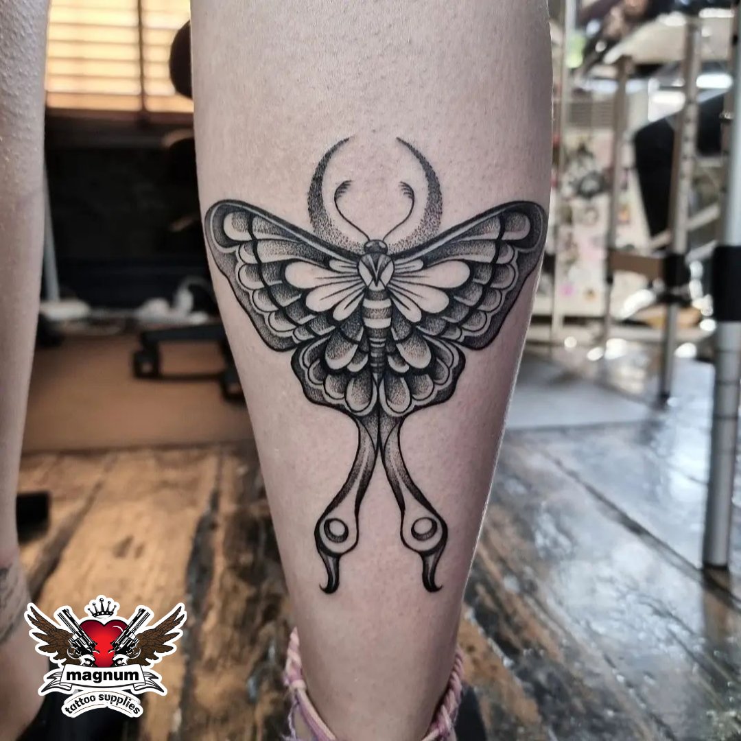 Cool calf piece done using #magnumtattoosupplies by Courtney Paige! 👌
.
.
#mothtattoo #mothtattoodesign #moths #mothsofinstagram #mothart #mothtattoos #calftattoos #calftattoo

instagram.com/courtneyc_tatt…