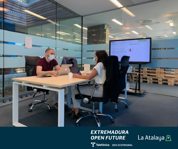 OpenFuture_Ext's tweet photo. Comenzamos el día con mentorizaciones presenciales📈 

✨@eventidis ha tenido sesión con @EleazarGarciaES, mentor en Legal de #LaAtalaya⚖️

¡Os dejamos fotos!📸 https://t.co/oUU1UD2x0D