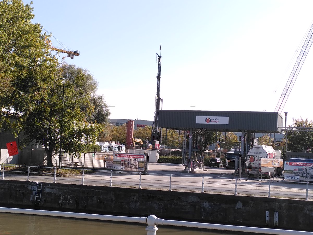 Geothermal drilling rigs going up in the sunny Brussels sky? 👀 A sign of good things to come! 
We need much more to replace the heating fuel oil on the foreground though! 💪
#geothermaldecade