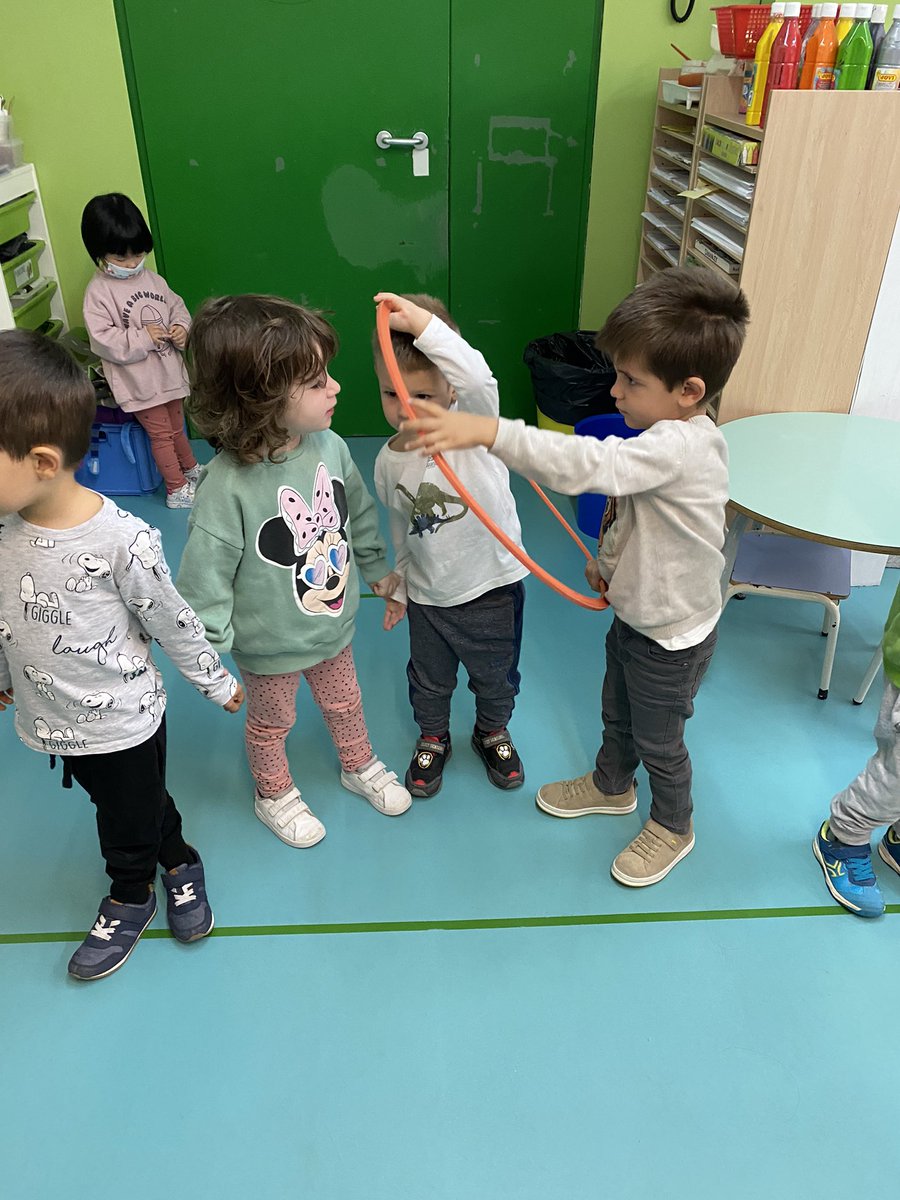 GeorginaMDC's tweet photo. P3A: La Kelly ens proposar jugar amb el “hula hoop” ens l’hem de passar sense que caigui al terra. Els Troglos ho van fer d’allò més bé!!! 😆😆@escolamdcprat https://t.co/rClG6fgq7n