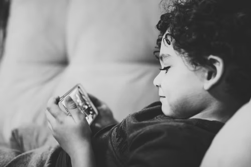 janetmachuka_'s tweet photo. The internet is a good platform for communicating and learning. It is also highly addictive. "Internet addiction is described as an impulse control disorder and is similar to pathological gambling." ~ @CA_Kenya
Signs of Child Internet Addiction: #ChildOnlineProtection #BeTheCOP https://t.co/KaKt2SjZEx