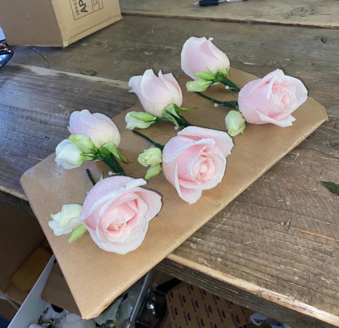 Some stylish wedding buttonholes -  an inexpensive way to ensure the grooms look fabulous too! #weddingflowers #buttonholes