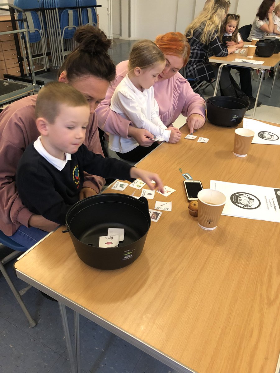 1,2,3 Read with me had a Halloween theme this morning- Silly soup in cauldrons and sharing stories about Winne the Witch! <a href="/shinetrustuk/">SHINE</a> @WCommonPS 🧙‍♀️