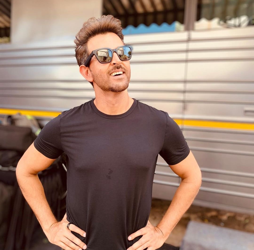 9XJalwa's tweet photo. Is our beloved @iHrithik also a fan of the "Raju pose" from Phir Hera Pheri?
#Stylishstar #HrithikRoshan #bollywoodactor #tuesdayvibe #blacktee #shades #funpose #happy #GreekGod #BollywoodCelebs #9xjalwa https://t.co/V2i1wHElCE