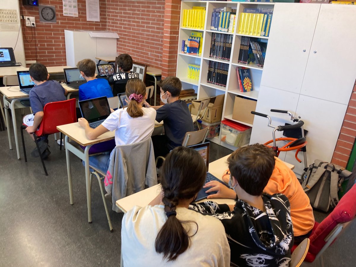 Activitat de #1ESO i #2ESO. L'alumnat programa la seva pròpia mascota dins la #codeweekcat. 
#pensamentcomputacional #programació #scratch #codeweekcat  @EscolesCoop #curs2122 #DGIDRE