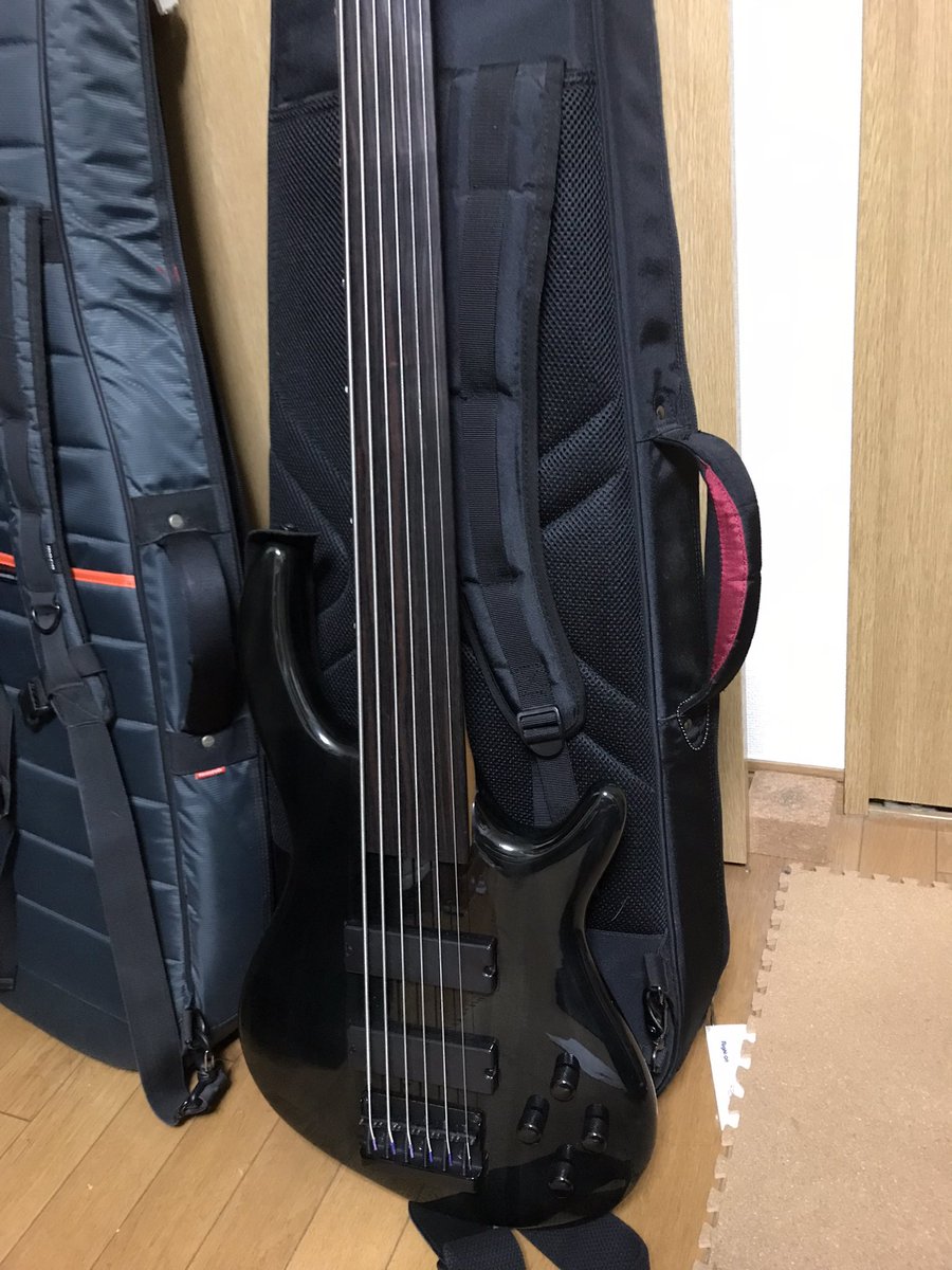 MojaYuji's tweet photo. 帰ってきました。
初めてのところでしたが、しっかり弾きやすくなりました。
ノイズもキレイにいなくなったし。
まだまだいじるところは沢山あるので、またお世話になると思います。
だんだんワガママな注文になりそうだが…。
ってか、お店まで車で10分かからないって大事（笑）
#3INguitar https://t.co/HQTy1vwhgv
