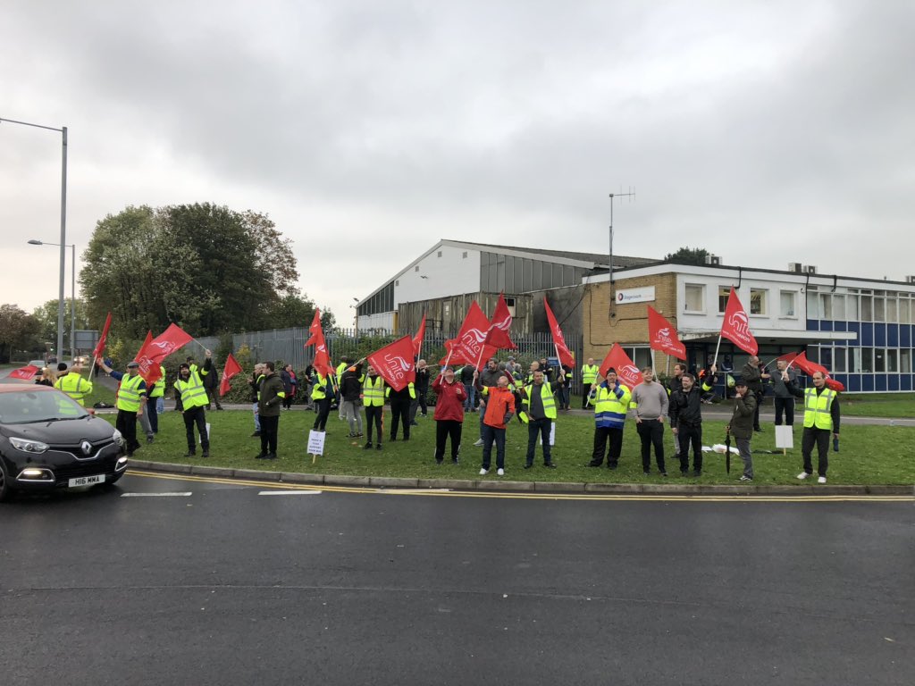 Toner1John's tweet photo. Cwmbran Stagecoach drivers making a fuss to support your bus.
Stagecoach stop telling lies and give the bus driver a deserved rise,
Pay Rate for the driver to return through the gate.#stagecoachdispute https://t.co/gW7DMzdskH