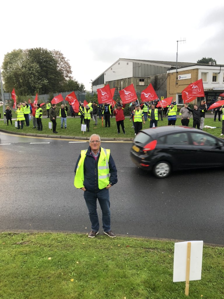 Toner1John's tweet photo. Cwmbran Stagecoach drivers making a fuss to support your bus.
Stagecoach stop telling lies and give the bus driver a deserved rise,
Pay Rate for the driver to return through the gate.#stagecoachdispute https://t.co/gW7DMzdskH