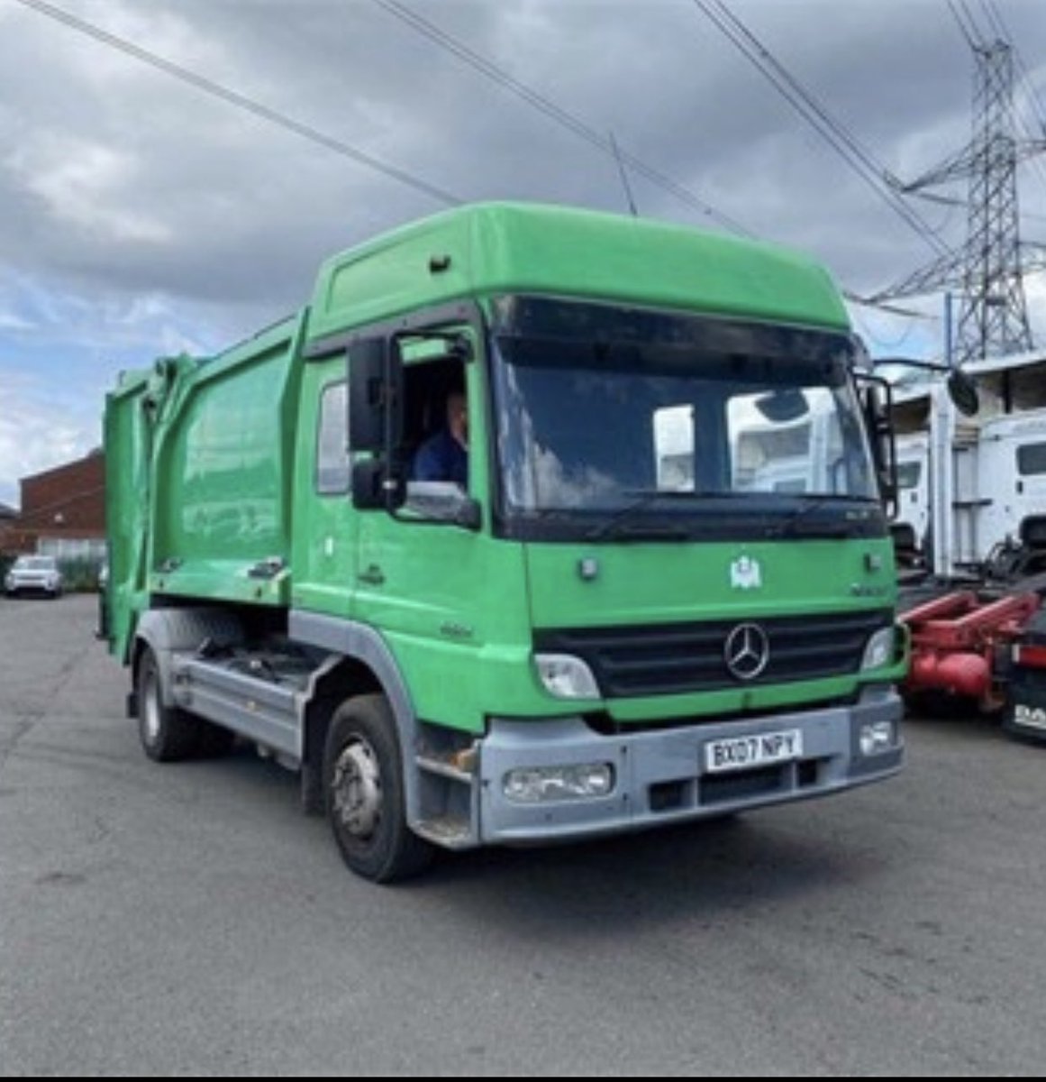 daddyhope's tweet photo. This is a second hand bin truck.

It is on the market for US$$7,918.
US$1,2 million will buy 151 trucks like this bin truck.

US$1,2 million is the equivalent of the amount of Gold that the President’s niece, Henrietta Rushwaya and her driver were caught with trying to smuggle. https://t.co/uN5VXeQyma