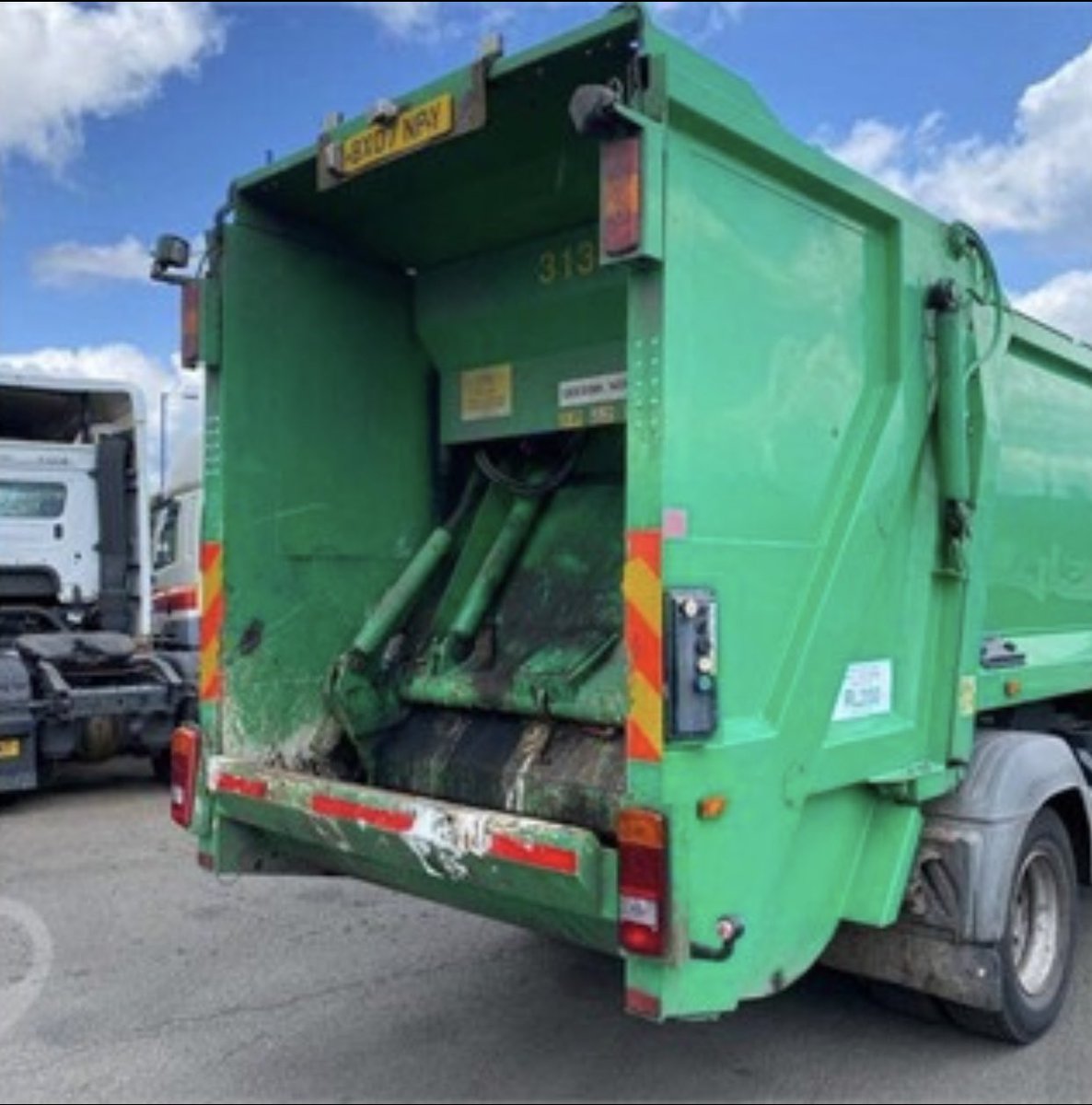 daddyhope's tweet photo. This is a second hand bin truck.

It is on the market for US$$7,918.
US$1,2 million will buy 151 trucks like this bin truck.

US$1,2 million is the equivalent of the amount of Gold that the President’s niece, Henrietta Rushwaya and her driver were caught with trying to smuggle. https://t.co/uN5VXeQyma