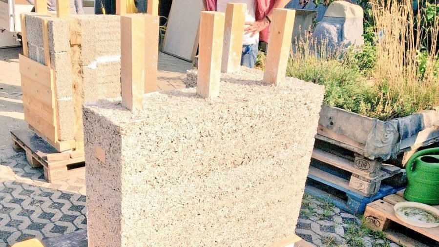 BurchertMichael's tweet photo. #HanfKalk In Paris werden damit Mehrfamilienhäuser saniert und neu gebaut, als CO2-Senke! #Hempcrete
Damit's in Deutschland vorangeht mit der schönen Technik, haben für euch im Nov einen einmaligen Kurs organisiert 
🆓2 Tage mit dem @Hanfingenieur am #nznb https://t.co/a8eWHNb3dq https://t.co/04cy0Okw2J