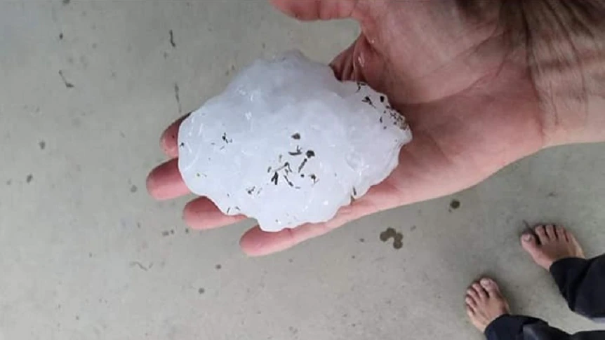 Une #supercellule a produit des grêlons géants de plus de 16cm près de #Bloomsbury et #Yalboroo, au nord de Mackay dans le #Queensland, en #Australie, ce 19 octobre ! #Australia #supercell 