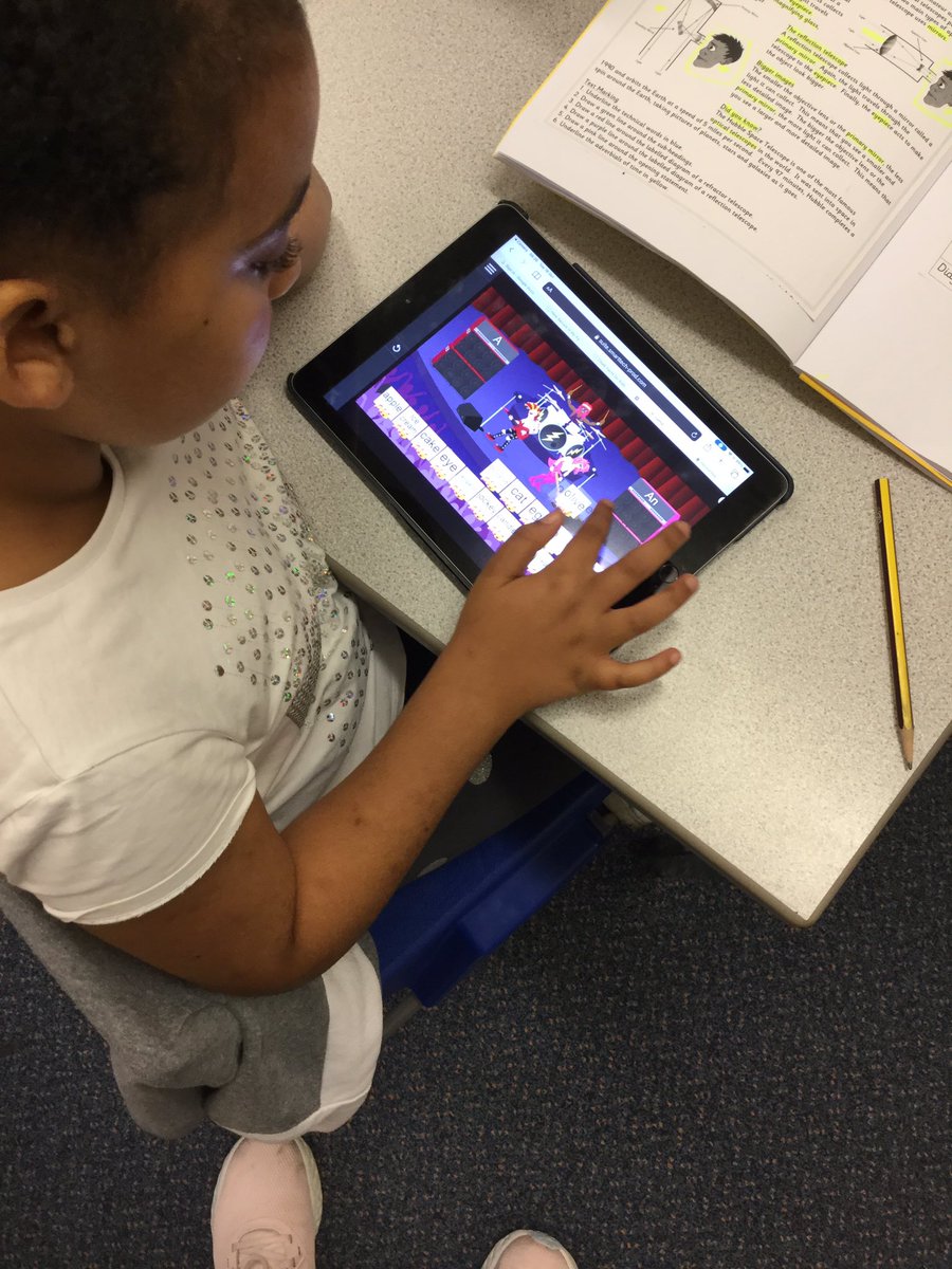 PindersPrimary's tweet photo. Using @SMART_Tech in our English lesson today. We had to decide if it was βaβ or βanβ before our words #ppyear3 #ppwriting https://t.co/ct3rXmhTbY