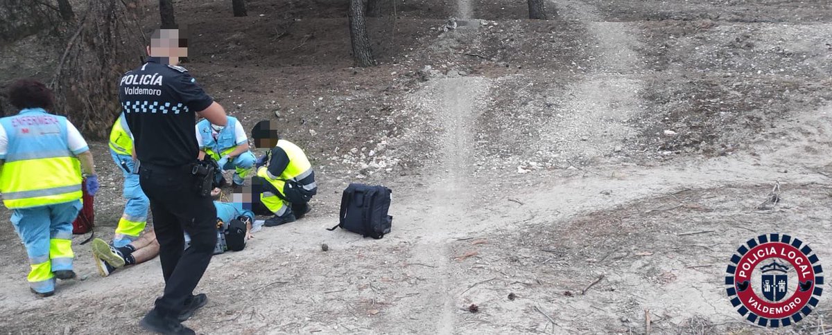 policiavaldmoro's tweet photo. 🆘Auxilio Ciudadano
📆#LunesTarde
📍#CerroDeLaMira
Caída de ciclista en camino rural.
 #SUMMA112 y #SIEPC🚑 le atienden y trasladan al hospital de #Valdemoro con policontusiones. https://t.co/aYMD3ffhaR