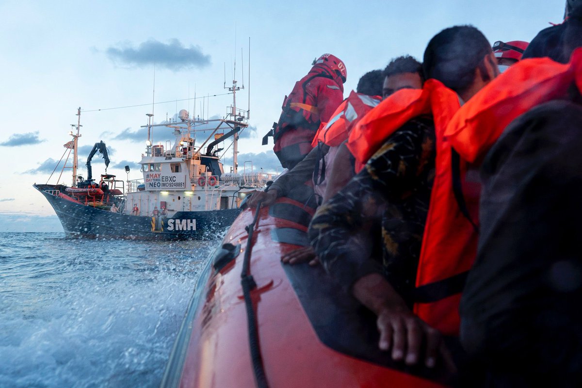 maydayterraneo's tweet photo. 🔴 #Aitamari rescata a 105 personas, entre ellas menores. El rescate se ha llevado a cabo esta mañana temprano al sur de Lampedusa, en zona SAR de Malta. 

Todas ellas se encuentran a salvo gracias a la rápida actuación del equipo.

https://t.co/VoNuCNWkAm 

📸 @AlfonsoNovo https://t.co/e51mcU1NHB