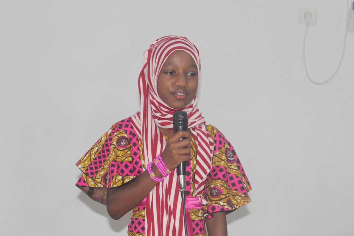 foire_l's tweet photo. Le rendez-vous #Femmes_Ecriture a connu la participation de #Hadja_Mariam_Diallo, présidente du parlement des enfants de Guinée qui nous a fait une belle lecture du poème de Sa mentore qui fit lauréate du concours de poésie sous le thème "Voile de la jeune fille"
#FIEG_2022 https://t.co/dMmqp3Lb6T