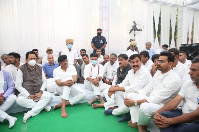 केंद्रीय जल शक्ति मंत्री श्री गजेन्द्र सिंह शेखावत जी के जोधपुर स्थित आवास पर पहुंचकर उनकी दिवंगत माताजी को भावभीनी श्रद्धांजलि अर्पित की एवं परिजनों से मिलकर शोक व्यक्त किया।

इस दुख की घड़ी में ईश्वर परिजनों को संबल प्रदान करें, यही मेरी कामना है।
<a href="/gssjodhpur/">Gajendra Singh Shekhawat</a>