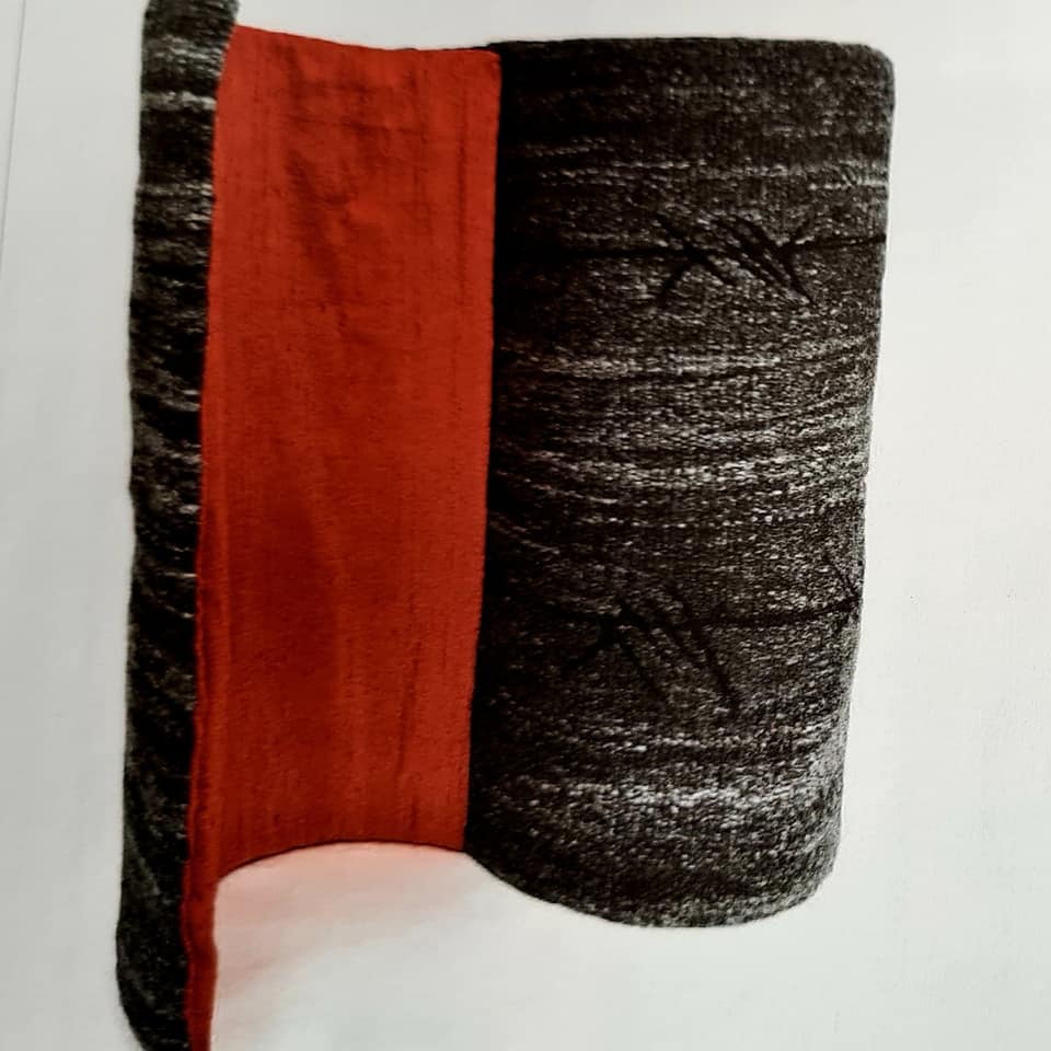 britishtapestry's tweet photo. Irene Evison "The silken ties that bind" 38 x 36cm
"The barbed wire is woven with three different silk yarns, the background in wool." #threadsinsheds #whitchurchsilkmill #btgweavers #farfieldmill #britishtapestrygroup https://t.co/8ck2g8dZbG