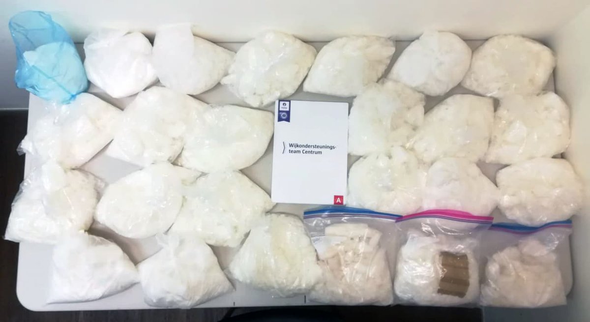 PZAntwerpen's tweet photo. Het wijkondersteuningsteam van de regio Centrum nam dit weekend meer dan 25 kilogram crystal meth in beslag in een villa in Brecht. Drie verdachten werden gearresteerd.
Ook onze andere teams konden dealers vatten. Lees alles op onze website: https://t.co/5w4s1e9cVu. https://t.co/WSSHuCjOq5