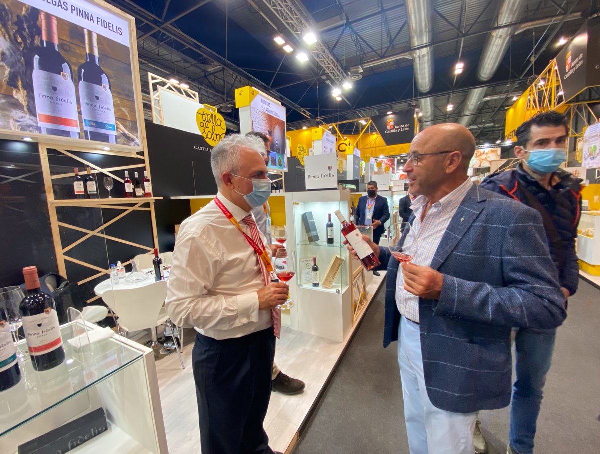 Pinna_fidelis's tweet photo. 📌Empezamos la segunda jornada de @SalonGourmets con el presidente de #cocope, Lauro Luis Arranz; y su gerente, Elías Aguado https://t.co/Jyya6yQ9A7