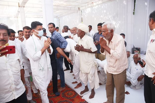 ग्राम चाडी (ओसियां, जोधपुर) स्थित प्रदेश के पूर्व मंत्री स्व. श्री महिपाल मदेरणा जी के आवास पहुंचकर उन्हें श्रद्धासुमन अर्पित किए तथा परिवारजनों से मिलकर उन्हें सांत्वना दी।

इस दुखद घड़ी में मेरी गहरी संवेदनाएं मदेरणा जी के परिवार के साथ हैं।
<a href="/DivyaMaderna/">Divvya Mahepal Madernna</a>