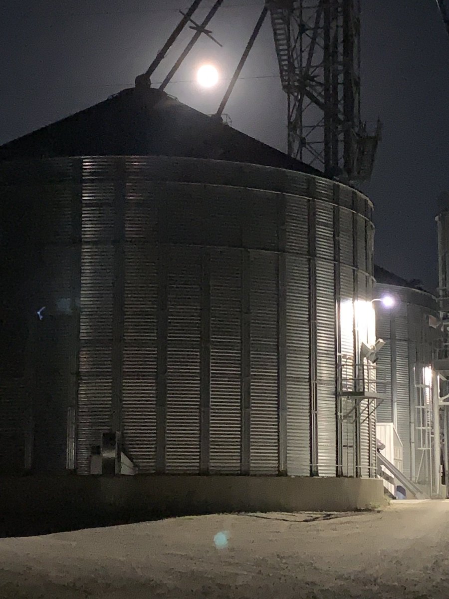 Loltjen's tweet photo. Now that’s a harvest moon! https://t.co/VJCcyooZbZ