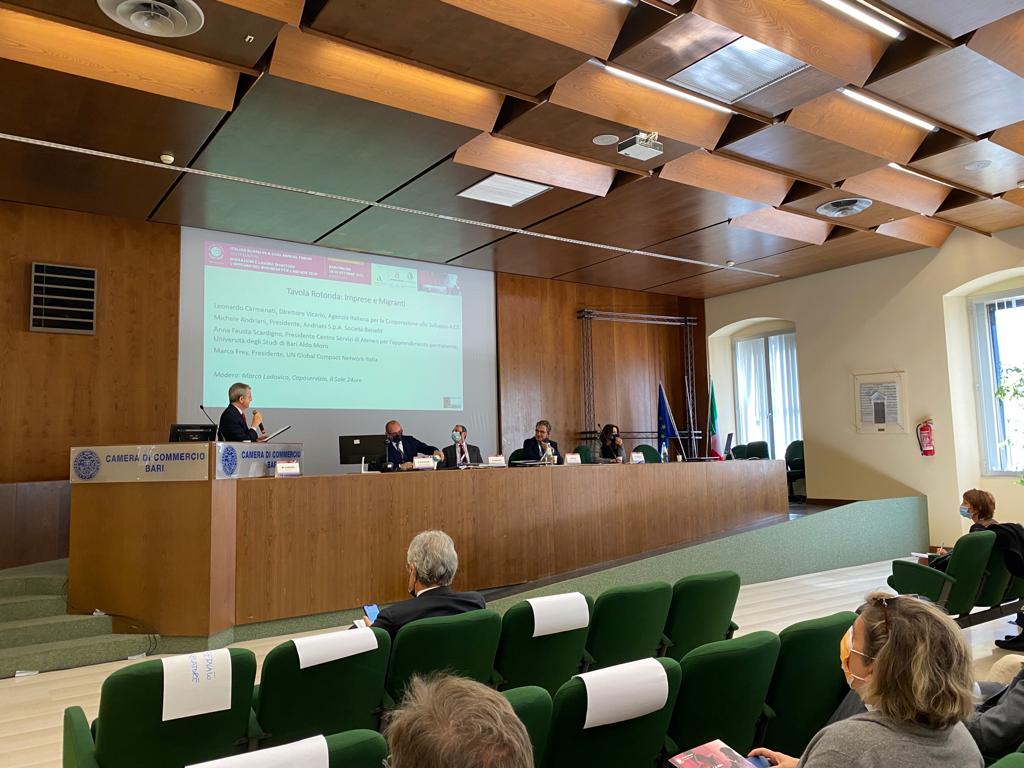 FondazioneGCNI's tweet photo. #SDGForum | Inizia la Tavola rotonda su "Imprese e Migranti" moderata da Marco Ludovico, Caposervizio, Il Sole 24 Ore.
Intervengono: Agenzia italiana per la Cooperazione allo Sviluppo - @aics_it, @AndrianiSpa, Università degli Studi di Bari Aldo Moro, UNGCN Italia. https://t.co/4JMsKoiAcn