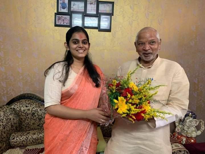 Amreshpr's tweet photo. मा0 रमेश प्रजापति जी राष्ट्रीय सचिव समाजवादी पार्टी  की भतीजी प्रजापति अदिति सिंघानिया निवासी वसुंधरा गाजियाबाद के आईपीएस चयन होने पर बधाई देते हुए 
पूरे समाज को इस बहादुर बेटी पर गर्व हैं । @BandanaPrajapa7 @Anil05142Anil @AkashPN24 @ravipprajapati https://t.co/HkvjiXOU66