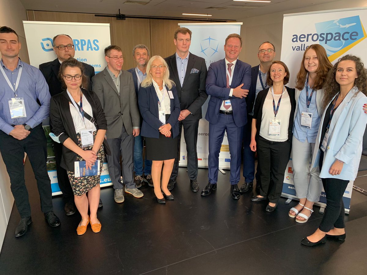 aerosilesia's tweet photo. Za nami warsztaty pełne merytorycznych wypowiedzi i bogatych w treści prezentacji. Udział w nich wzięli:

🔘 Arnaud Rimokh, @AerospaceValley 
🔘 @ceisenberg1, #CURPAS
🔘 @K2krystowski, #ŚKL 
🔘 Hubert Berenger, #SafeCluster
🔘 Matthias Naltke, #CURPAS

@uav_show https://t.co/lIFO4mND7L