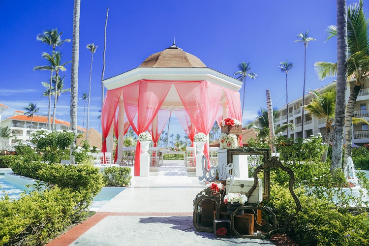 DestWeds's tweet photo. 💕Majestic Resorts offers three all-inclusive resort venues to choose from in the #DominicanRepublic, all with a #FREEwedding package, custom decor and dedicated event space for privacy.
➡️https://t.co/Pm8sqs7PcG https://t.co/osLUUJMnzw
