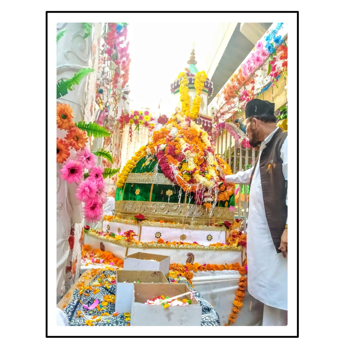 _mr_nawab_'s tweet photo. Wo Arsh ka चिराग hain
Men unke Kadmo kii धूल hun
Ae जिंदगी  Tu गवाह rehna
Men गुलाम-ए-रसूल hun ❣️
Jashne #EidMiladunNabiMubarak 💖 https://t.co/HBRZr7NdBY