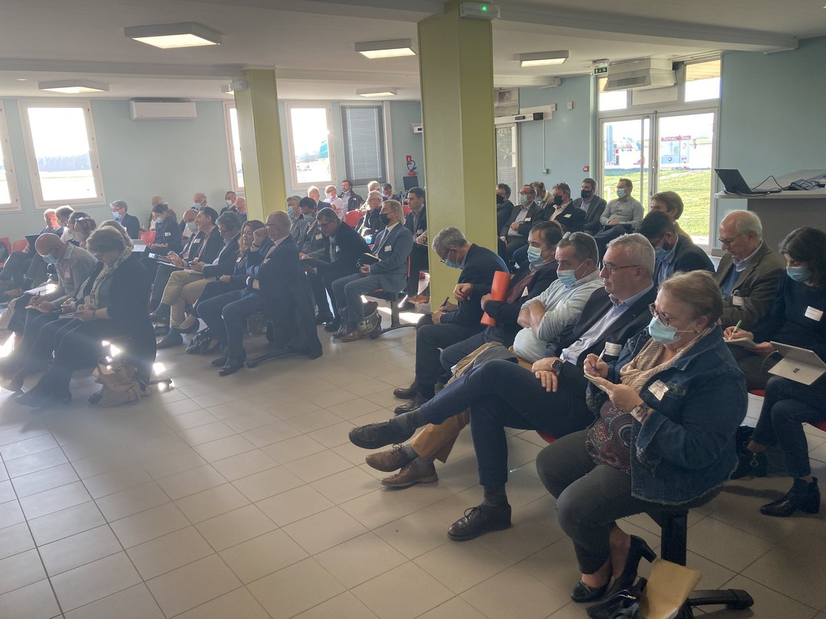 Devup_'s tweet photo. Près de 90 élus du dev.éco de la @RCValdeLoire réunis à Deols par @Devup_ pour la 4e édition de l’Université des élus. Au programme des échanges et témoignages sur la stratégie foncière comme vecteur d’attractivité. #centrevaldeloire #deveco #indre #UDD https://t.co/FUIngC6pTp