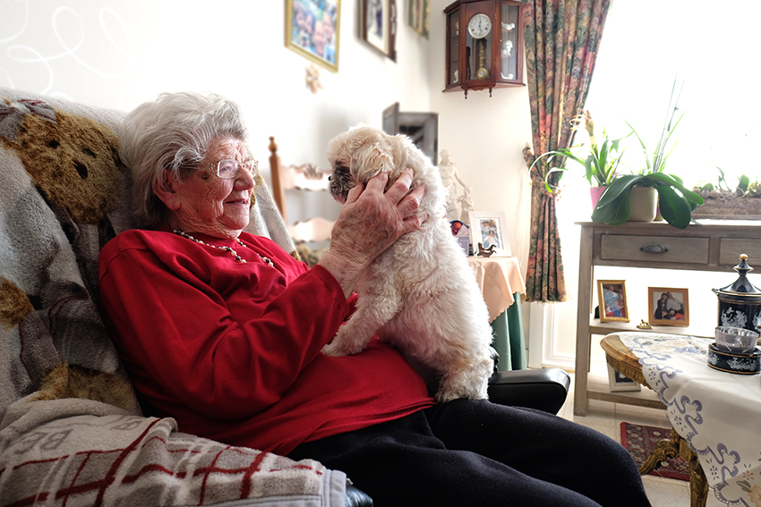 Albertine woont op haar 100e nog zelfstandig in haar sociale woning. Het is hartverwarmend om te zien hoe zij op haar oude dag nog geniet van haar huisje. 🏡 Haar familie komt dagelijks langs, maar als ze zich toch al eens alleen voelt, dan is hondje Sisi daar. 💕 #homesweethome