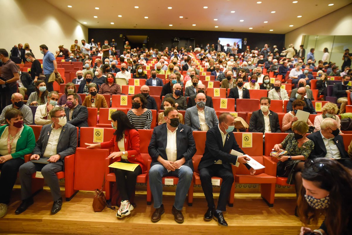 ERCmunicipal's tweet photo. 🟡 El municipalisme republicà dona el tret de sortida a la cursa cap a les eleccions municipals 2023 amb un acte a la Llotja de #Lleida. La 1a força municipalista del país, amb 360 alcaldies i 3.114 regidors i regidores, determinada a revalidar la victòria #MunicipisRepublicans https://t.co/SsSEcdRHYl