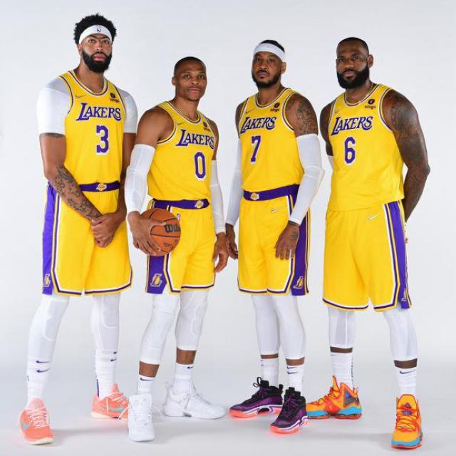 lequipe's tweet photo. Des stars vieillissantes pour aider les LA Lakers à reconquérir le titre 

Pour reconquérir leur titre perdu cet été, les Lakers, qui entament leur saison cette nuit contre Golden State, ont rassemblé un casting de superproduction hollywoodienne  https://t.co/eZ4R1X5L78 https://t.co/5xXgDcxV0p