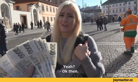 дает деньги девушке на улице. предложил девушке деньги. девушка протягивает деньги. предложил девушке деньги. человек с деньгами.