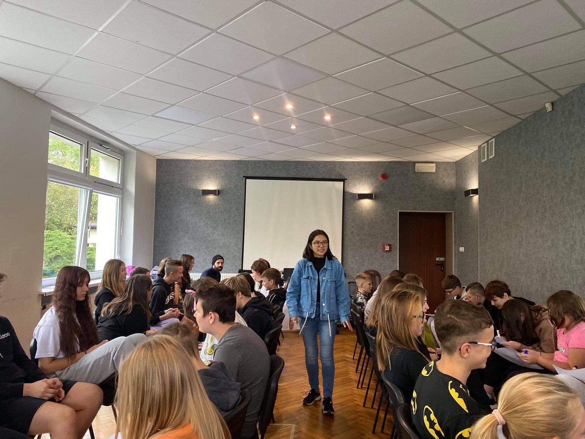 ArrabalAID's tweet photo. #EnMarchaConEuropa Nuestros/as jóvenes participan con #Euroweek en un programa propio de liderazgo, donde desarrollan actividades para jóvenes desde primaria hasta estudiantes adultos.
👉👉¿QUIERES SUMARTE EL PRÓXIMO MES? Si tienes menos de 35 años > imagen@arrabalempleo.org https://t.co/PWzlbGl1dE